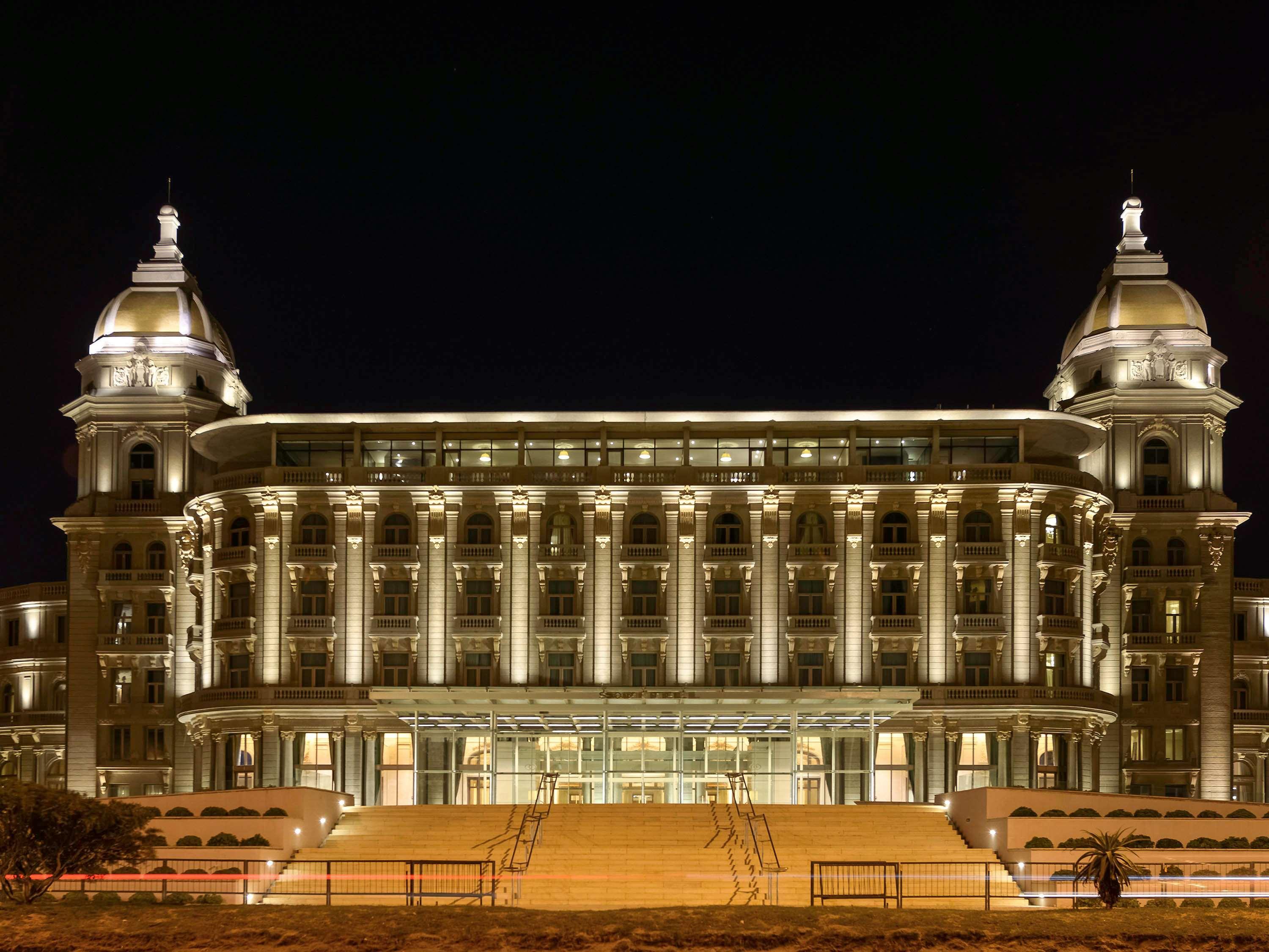 Sofitel Montevideo Casino Carrasco & Spa מראה חיצוני תמונה The Grand Hotel at night