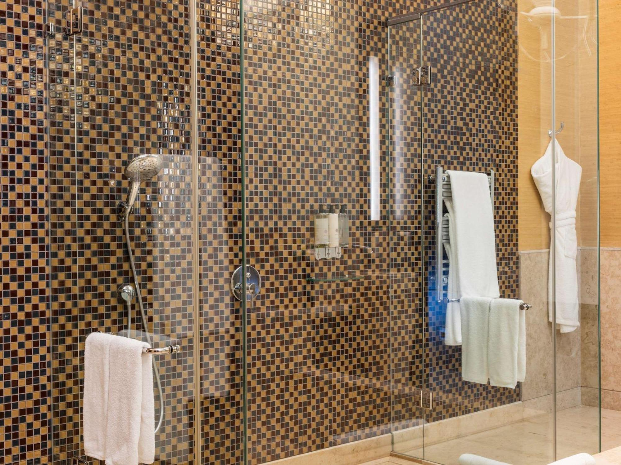 Sofitel Montevideo Casino Carrasco & Spa מראה חיצוני תמונה A shower with a sliding door
