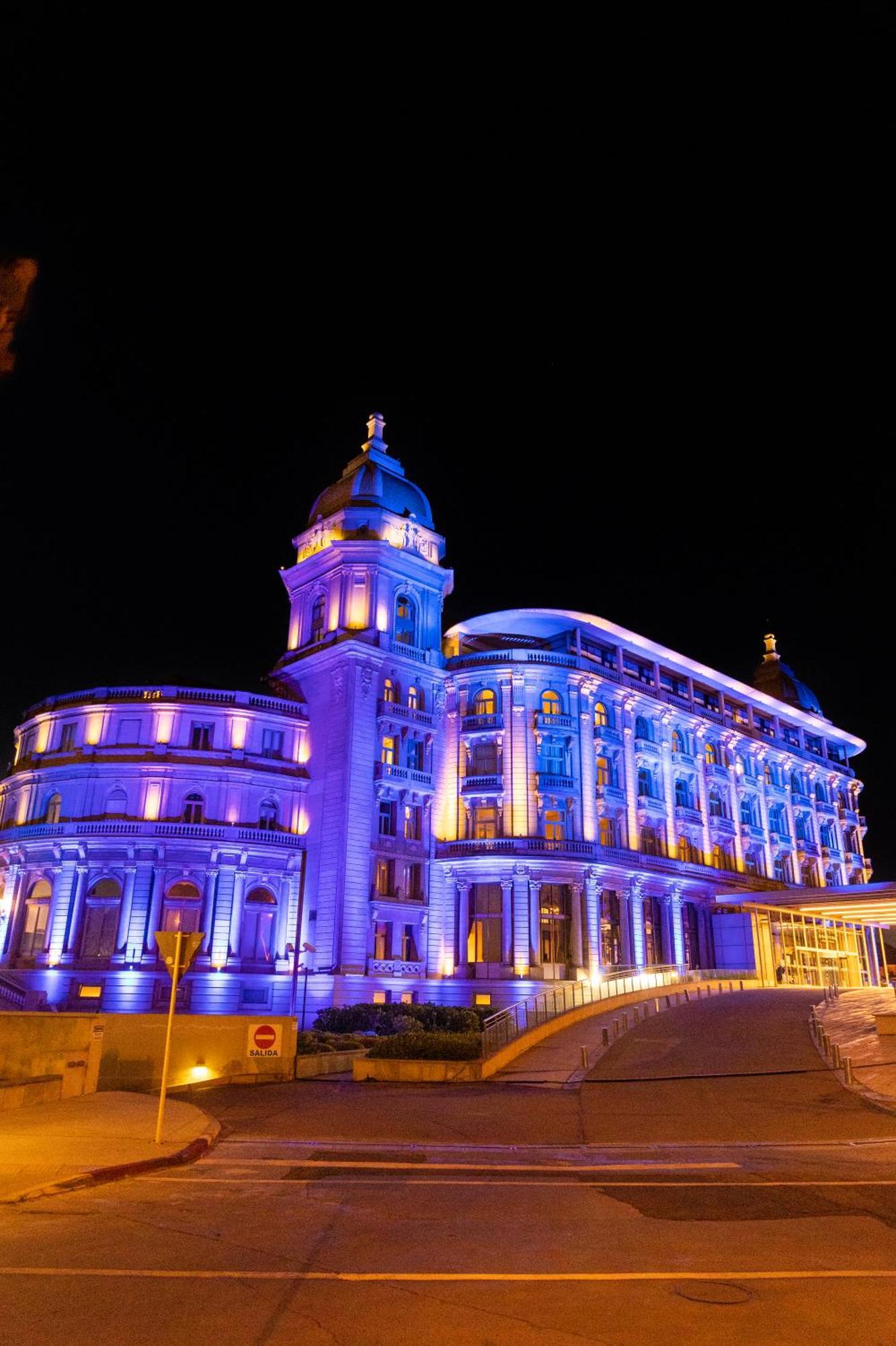 Sofitel Montevideo Casino Carrasco & Spa מראה חיצוני תמונה The hotel at night