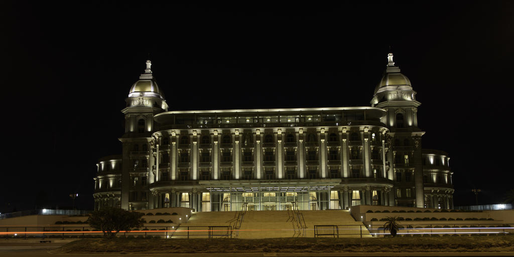 Sofitel Montevideo Casino Carrasco & Spa מראה חיצוני תמונה The Grand Hotel at night